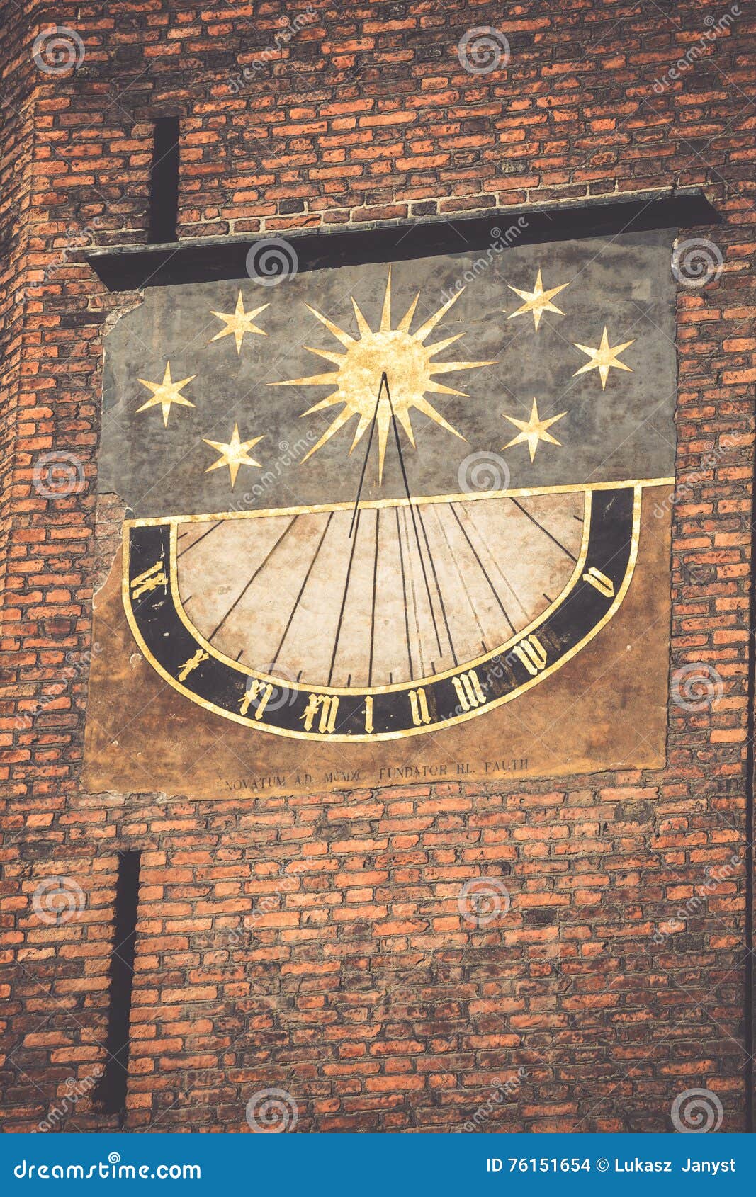 haak grafisch Pedagogie Middeleeuwse Zonnewijzer Op De Muur Van St Mary, Gdansk, Polen Stock Foto -  Image of cirkel, tijd: 76151654