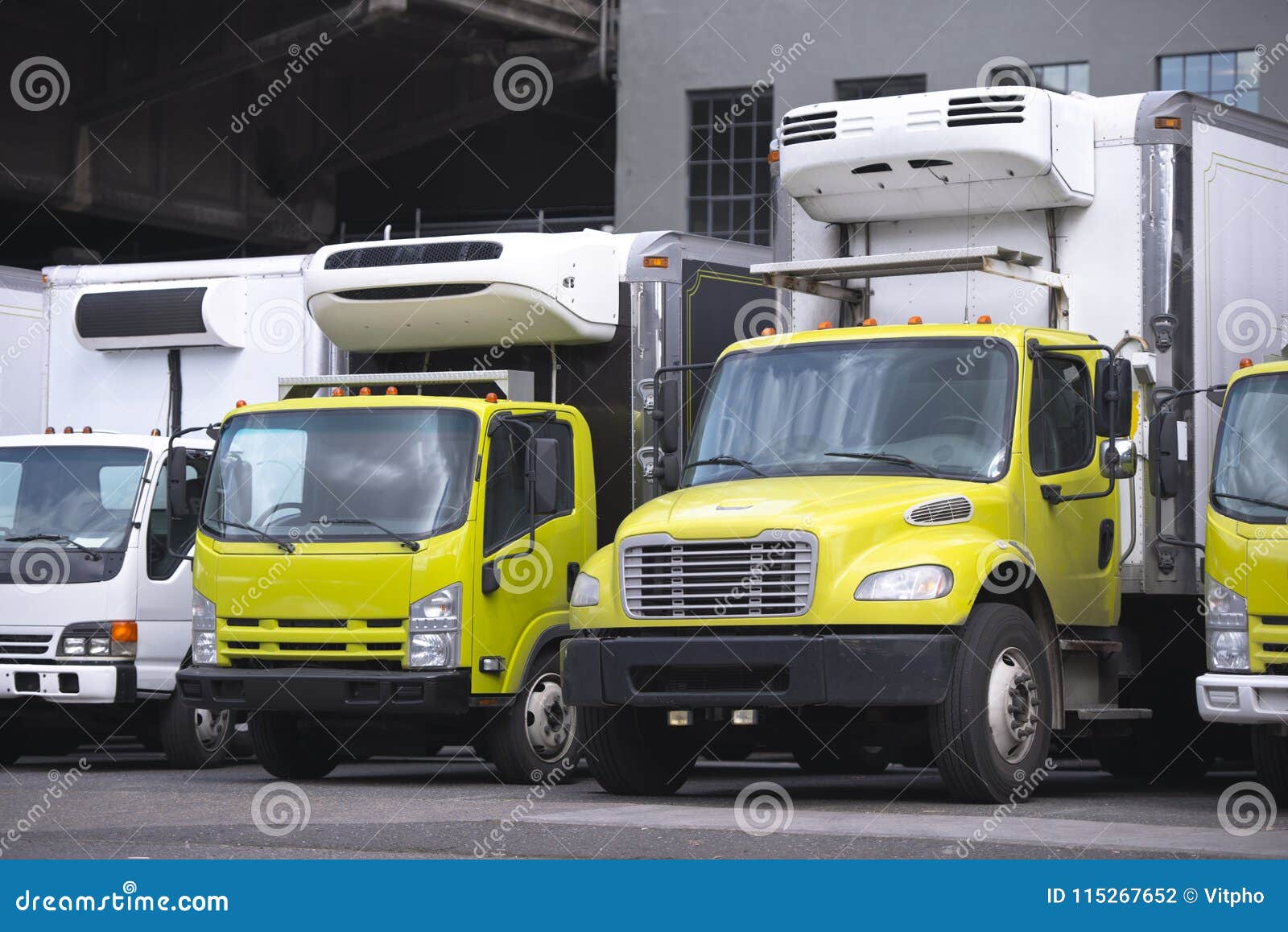 Small Size Local Semi Trucks with Box Refrigerator Trailer Stand Stock