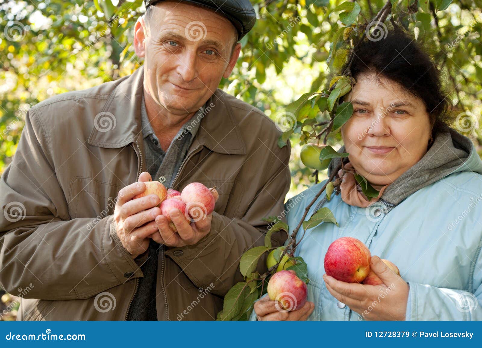 Пара яблонь. Пара яблок. Пожилые люди с яблоками. Мужчина и женщина с яблоком. Пожилая женщина с яблоками и мужчина.