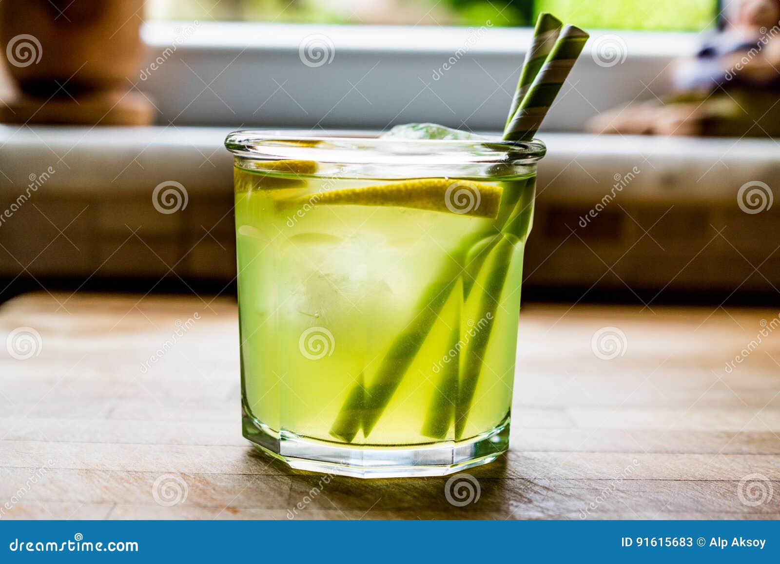 Midori Sour Cocktail Con Hielo Y El Limon Imagen De Archivo Imagen De Sour Midori