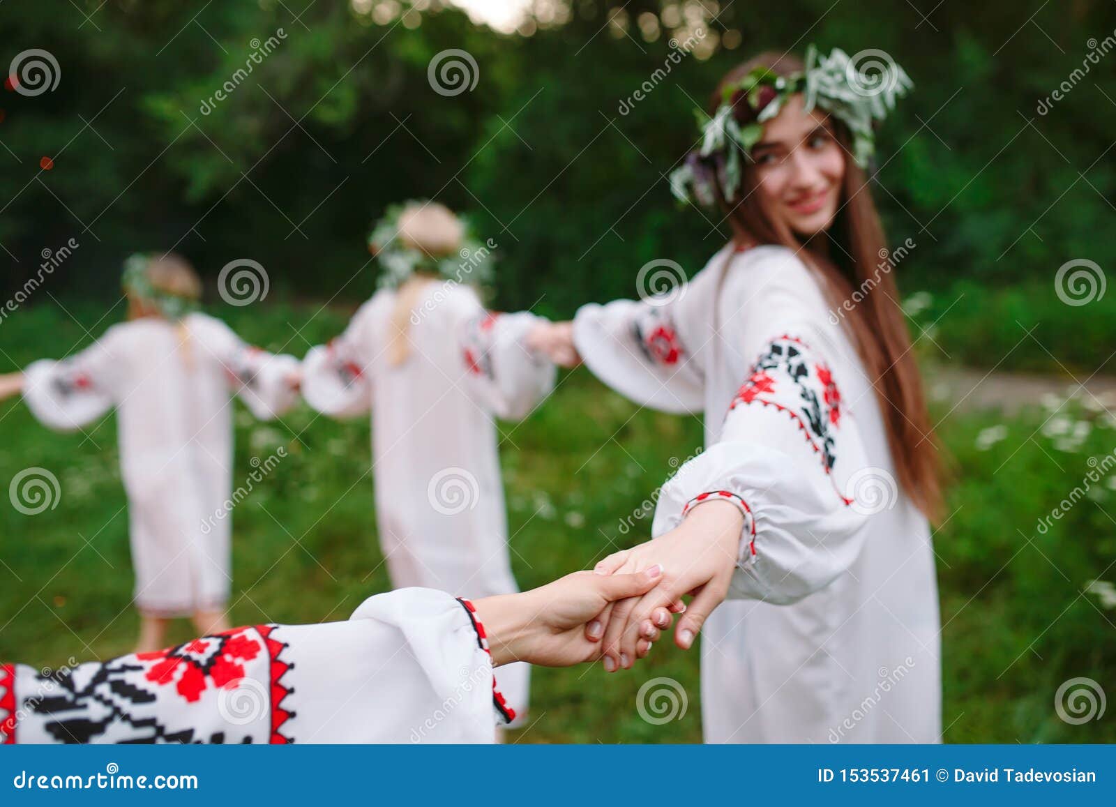 https://thumbs.dreamstime.com/z/midsummer-young-people-slavic-clothes-revolve-around-fire-midsummer-midsummer-young-people-slavic-clothes-revolve-153537461.jpg