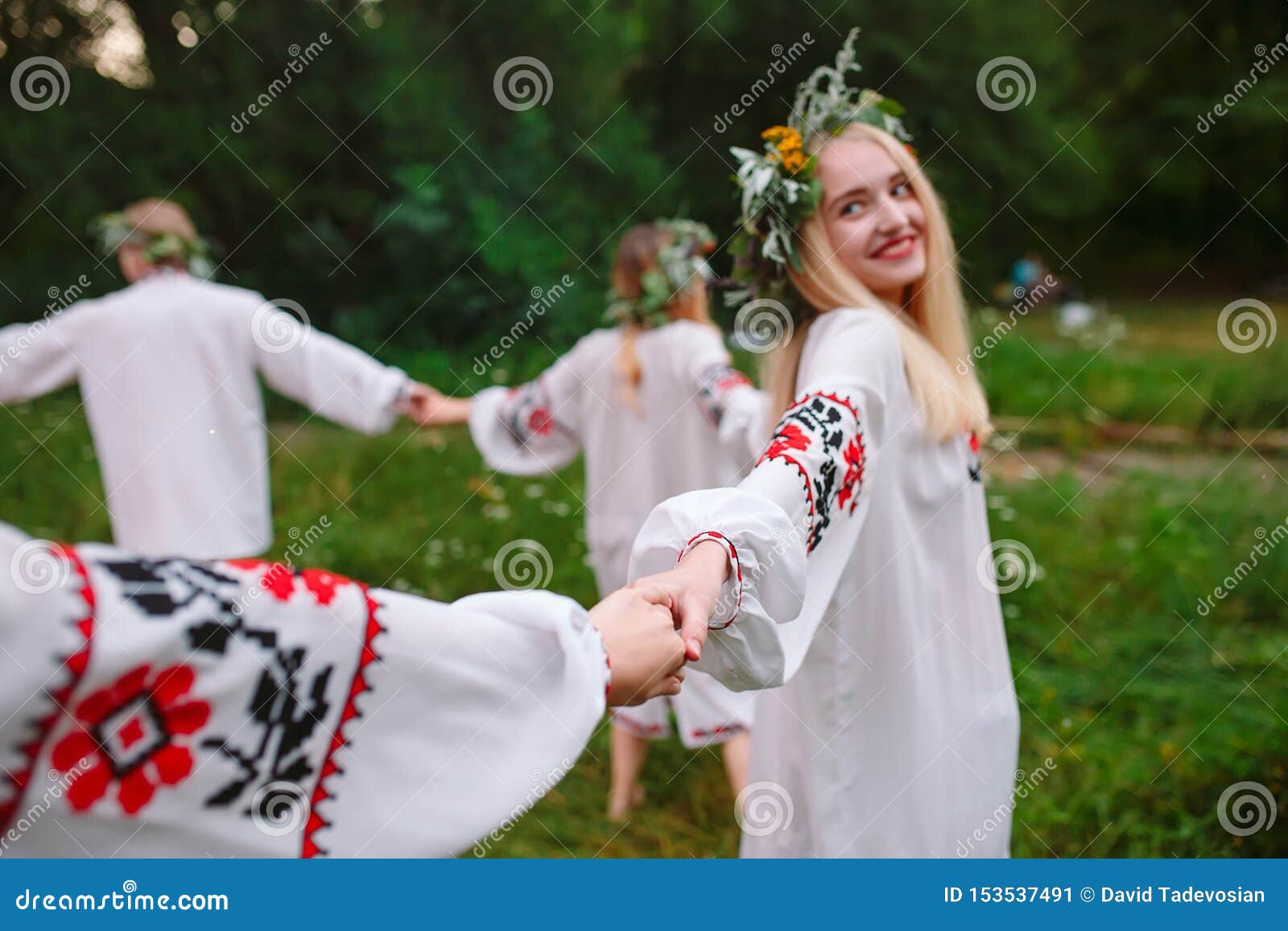 https://thumbs.dreamstime.com/z/midsummer-young-people-slavic-clothes-revolve-around-fire-midsummer-midsummer-young-people-slavic-clothes-revolve-153537491.jpg