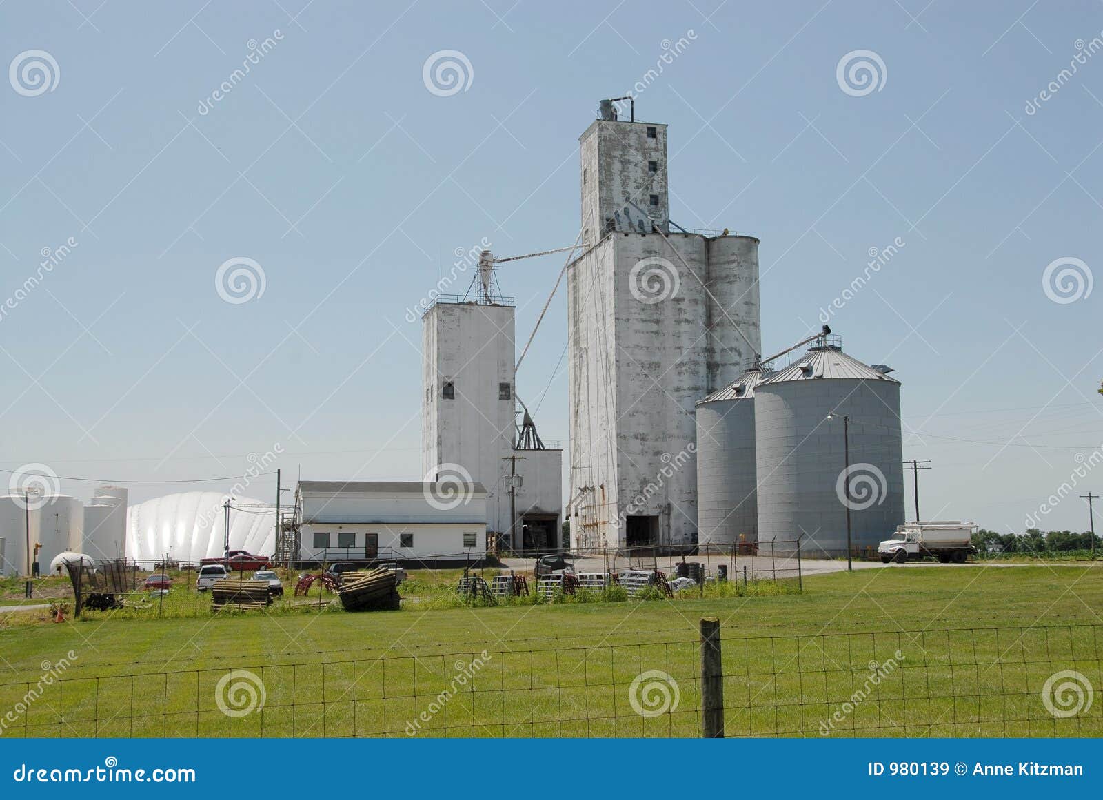 Midwestern USA Grain Coop stock image. Image of reap, farm 980139