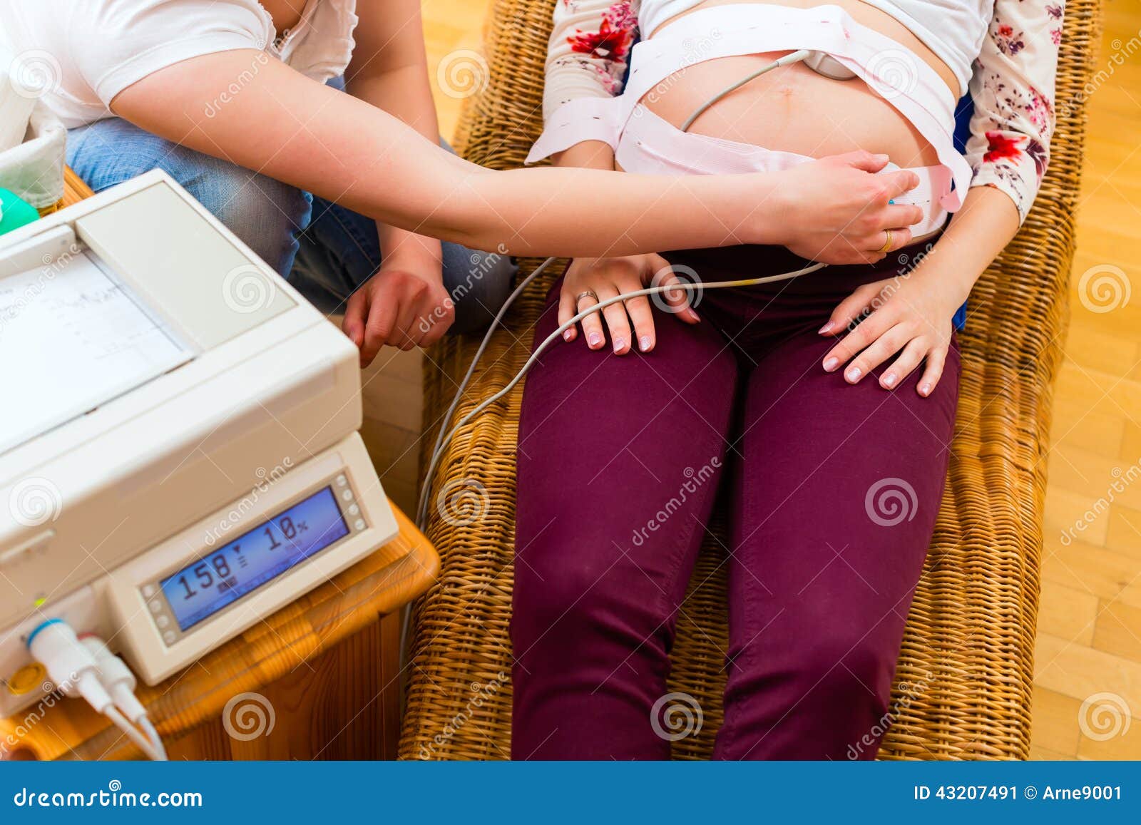 Жду схватки. Кардиотокография плода. КТГ аппарат для беременных. Беременной живот на ЭКГ.