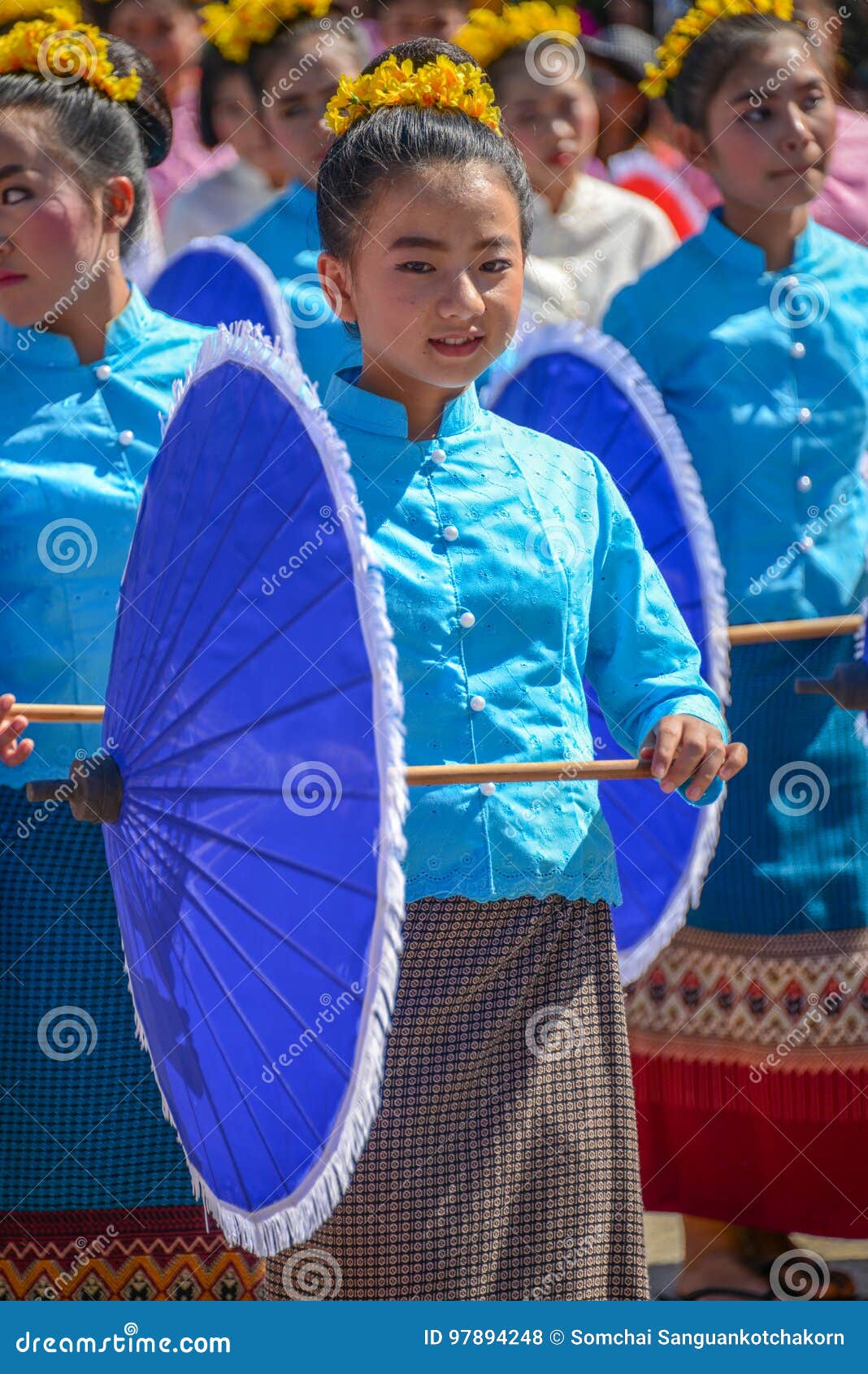 Miejscowa mała dziewczynka z tradycyjnym kostiumowym mienia błękita umb. CHIANGMAI TAJLANDIA, STYCZEŃ, - 25, 2015: Miejscowa mała dziewczynka z tradycyjnego kostiumowego mienia błękitnym parasolem i tanem w tradycyjnym stylu w paradzie 22nd Tradycyjna Spódnicowa tkanina i Miejscowy produkt kultura festiwal w Mae Chaem i, Chiangmai, Tajlandia