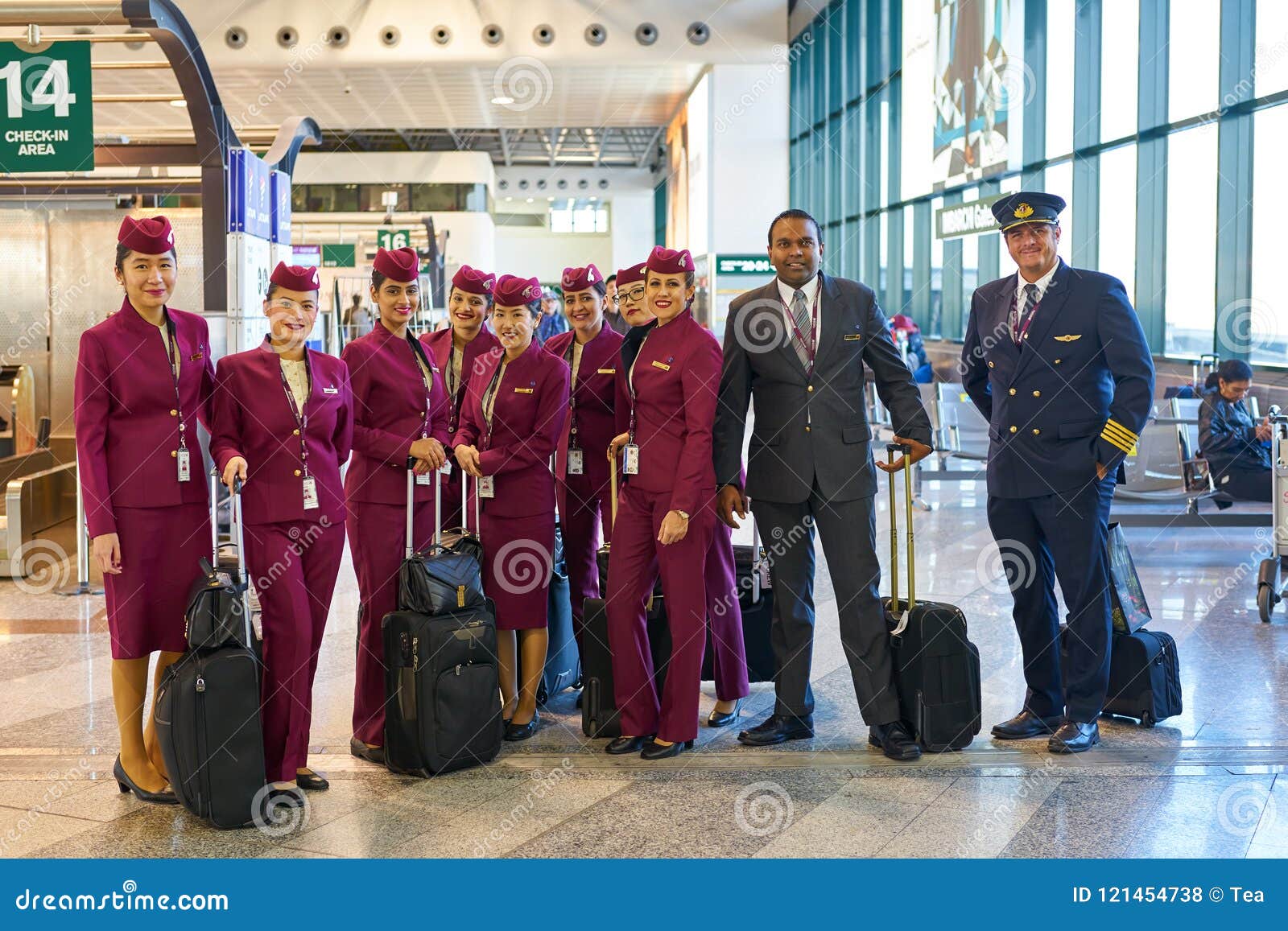 Miembros Equipo De Qatar Airways de archivo - Imagen de airways, grupo: 121454738