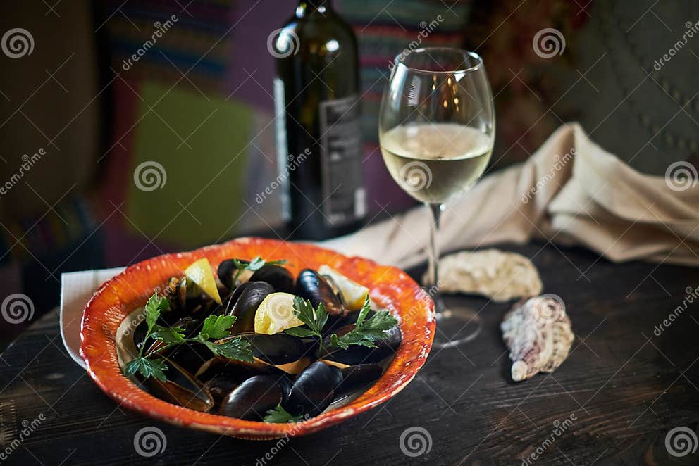 Miesmuscheln Auf Dem Eis Kochfertig Mit Zitrone Und Weißwein Jpg ...