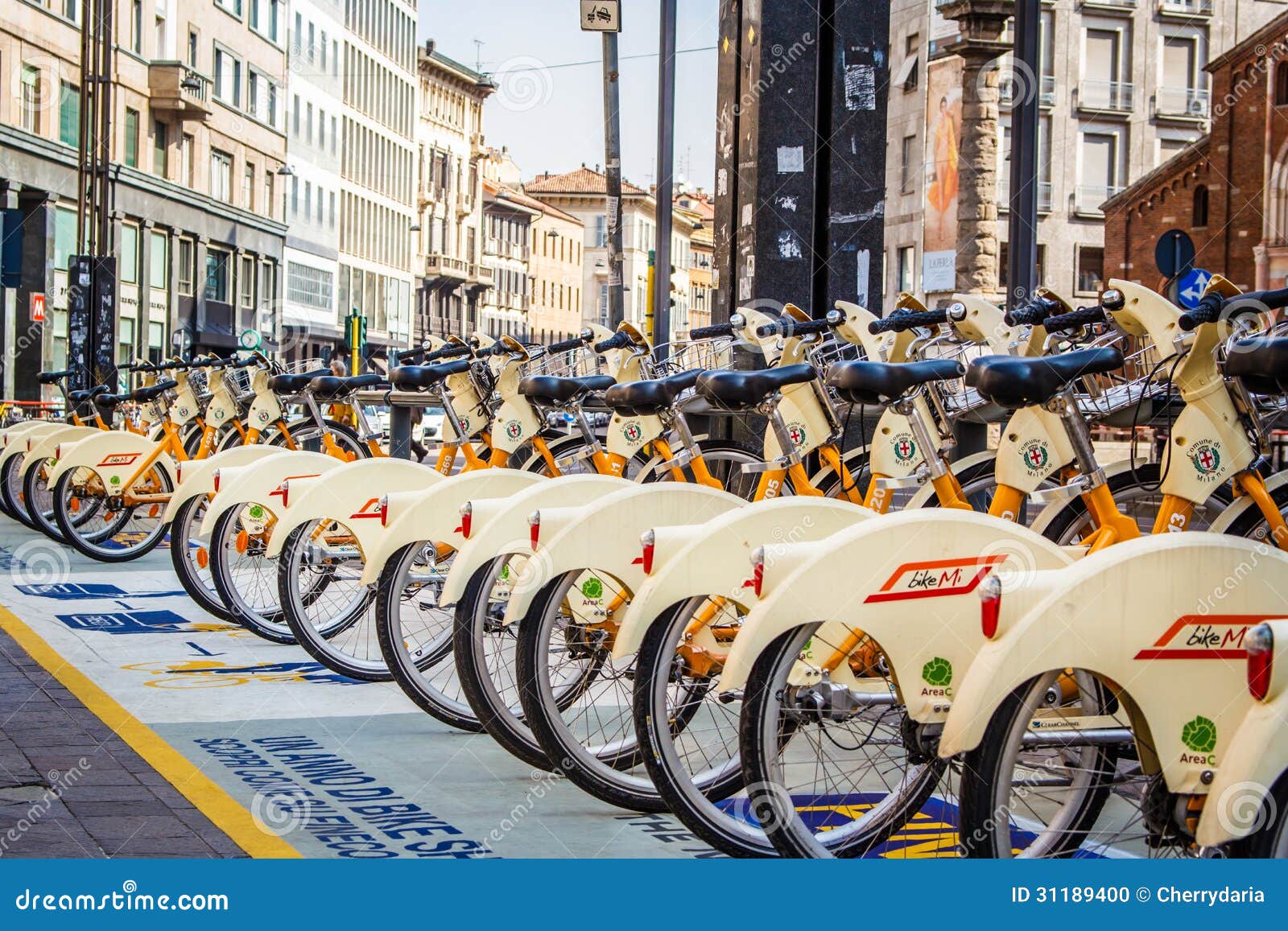 Mieten Sie Ein Fahrrad, Mailand, Italien Redaktionelles