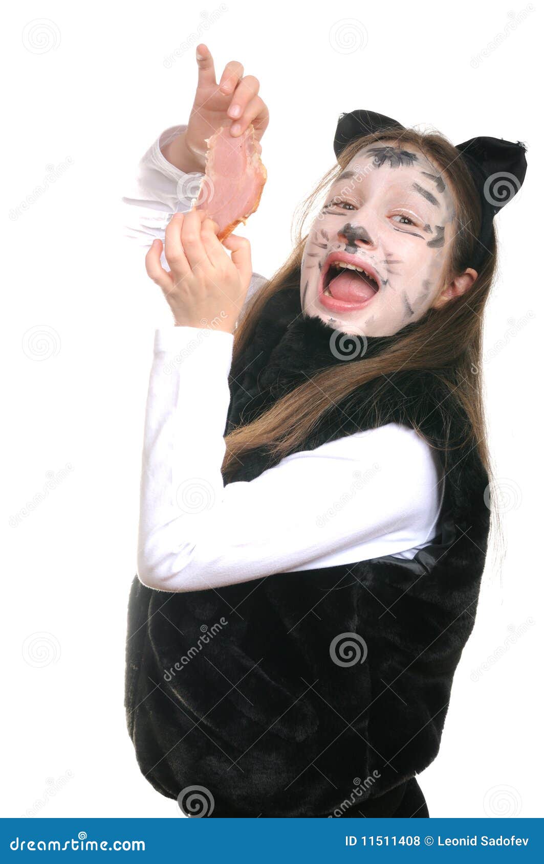 Miezekatze. Mädchen in einem Katzekostüm. Portrait des jungen Mädchens in einem Miezekatzekostüm getrennt auf Weiß