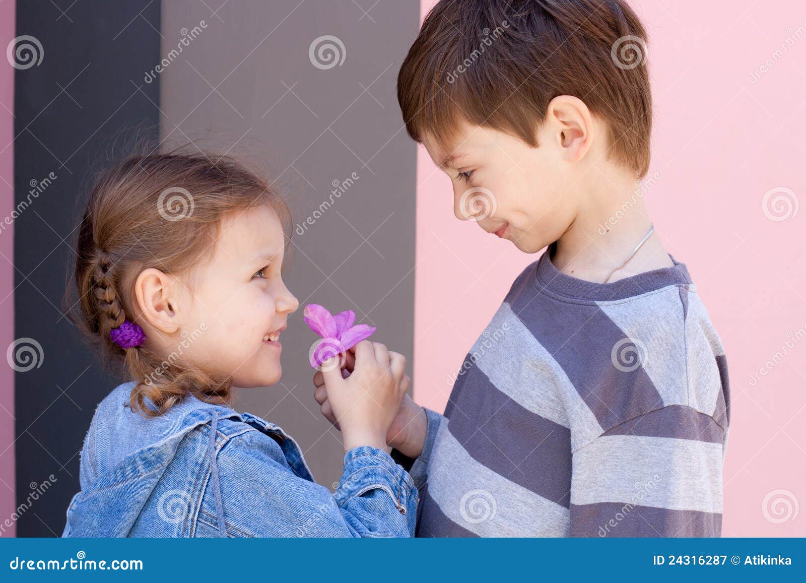 Migliori amici. Ragazzino che dà un fiore alla bambina