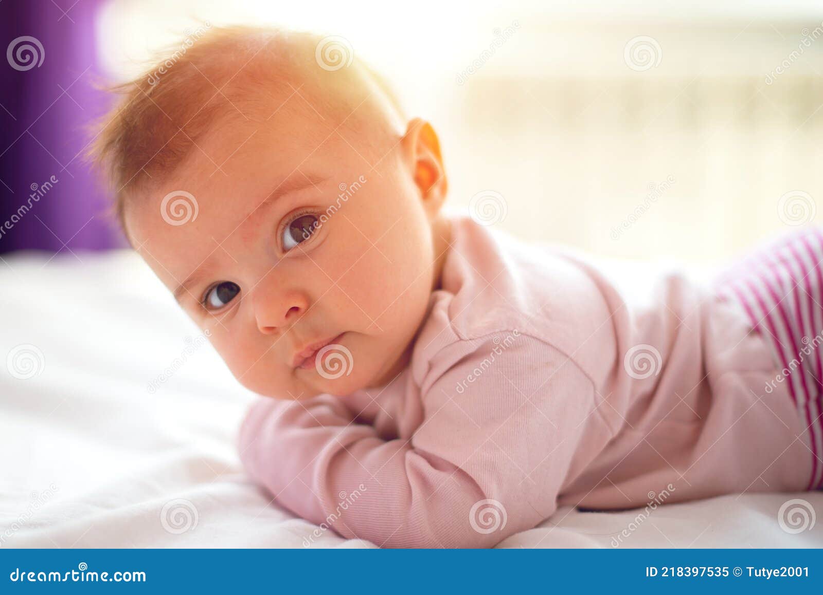 Mignon Bebe Fille De Trois Mois Bebe Sur Un Lit Sur Son Ventre Avec La Tete Vers Le Haut Regarder Dans La Camera Avec Ses Grands Y Image Stock Image Du Mignon Bebe Fille De Trois Mois Bebe Sur Un Lit Sur Son Ventre Avec La Tete Vers Le Haut Regarder Dans La Camera Avec Ses Grands Y Image Stock Image Du