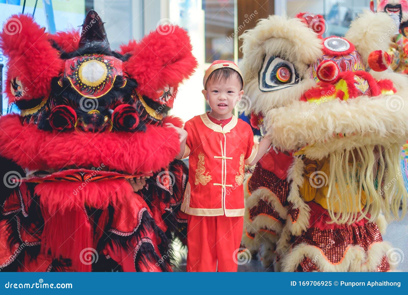 Mignon Petit Enfant Asiatique De 2 à 3 Ans Enfant Garçon S'amusant