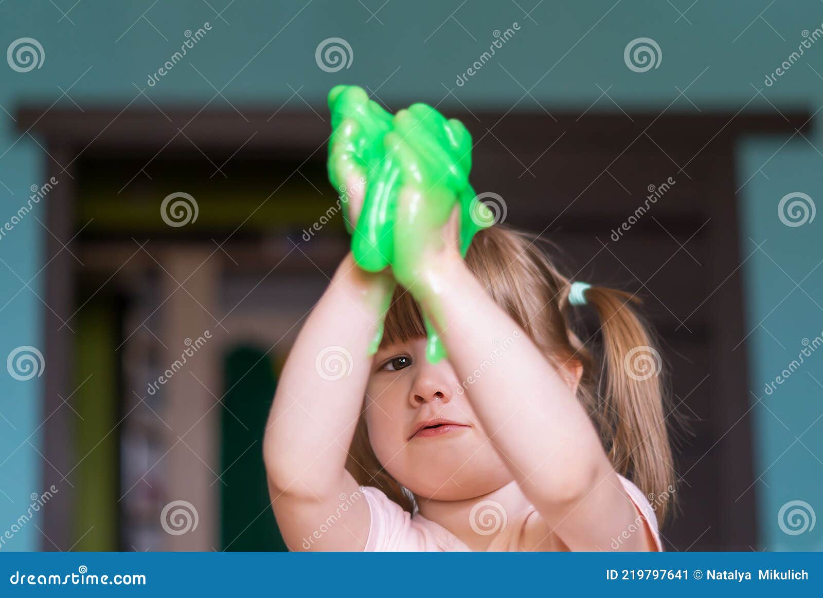 Petite Fille Joue Avec Un Slime Rose Fait Maison Mains D'enfants Jouant Un  Jouet De Slime à La Maison