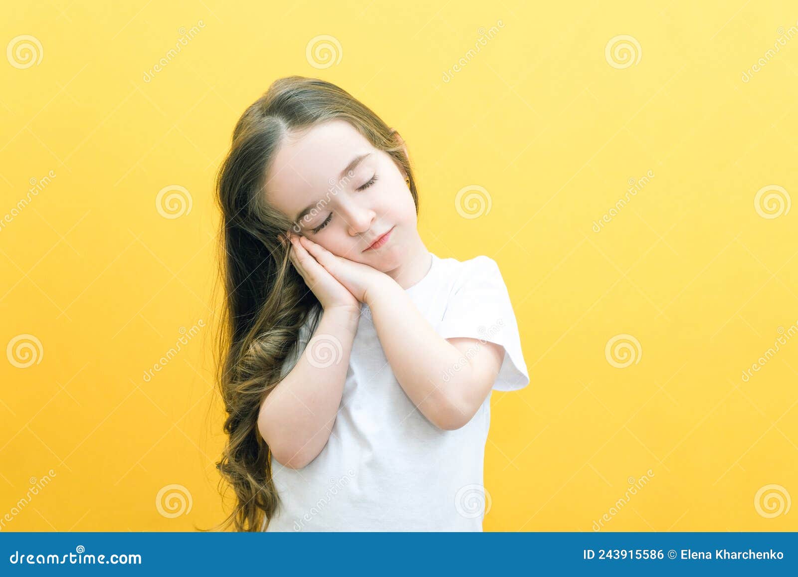 Fille Joyeuse Avec Oreilles De Lapin Sur La Tête Sur Fond Jaune. Drôle  Enfant Heureux Pointe Du Doigt Dans Un Espace Vide. Espace Image stock -  Image du heureux, fête: 244961377