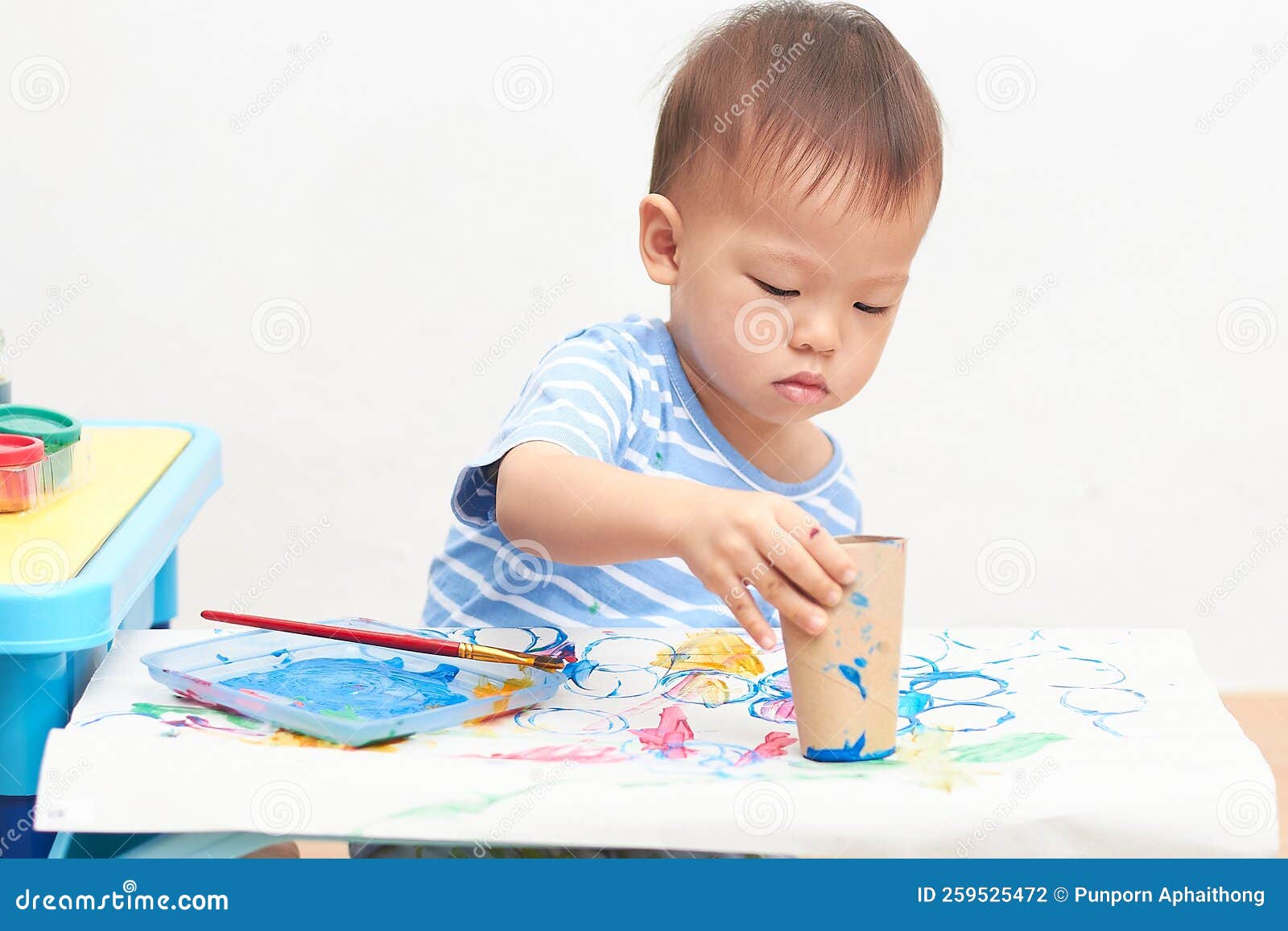 Mignonne Petite Asiatique 1 an Enfant Enfant Enfant Peinture Avec Papier  Toilette Rouleau à La Maison Pour Enfant Photo stock - Image du  imagination, heureux: 259525472