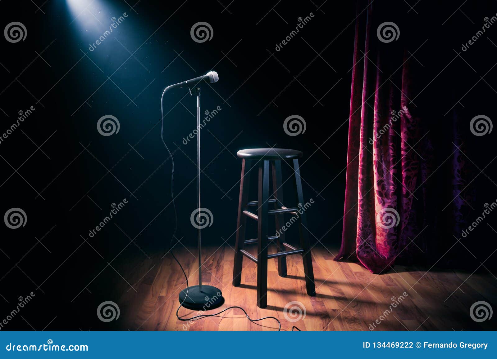 Mikrofon i drewniana stolec na stojaku w górę komediowej sceny z odbłyśnika promieniem, wysokiego kontrasta wizerunek. Mikrofon na scenie z drewnianą stolec
