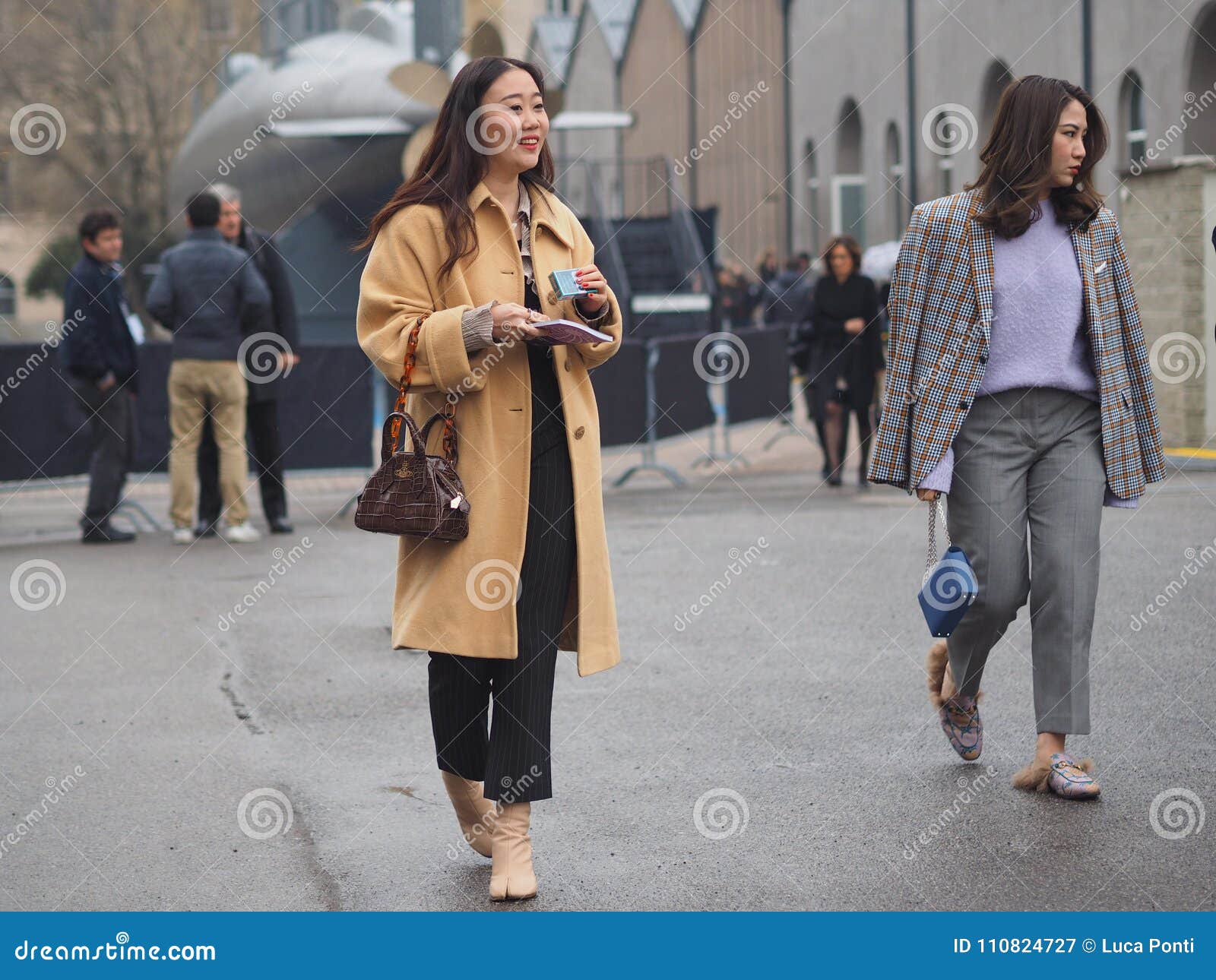 MILÁN - 22 DE FEBRERO DE 2018: Mujer De Moda Que Camina En La Calle Después De Desfile De Moda De LES COPINS, Durante Milan Fashi editorial - Imagen de milipulgada, moderno: 110824727
