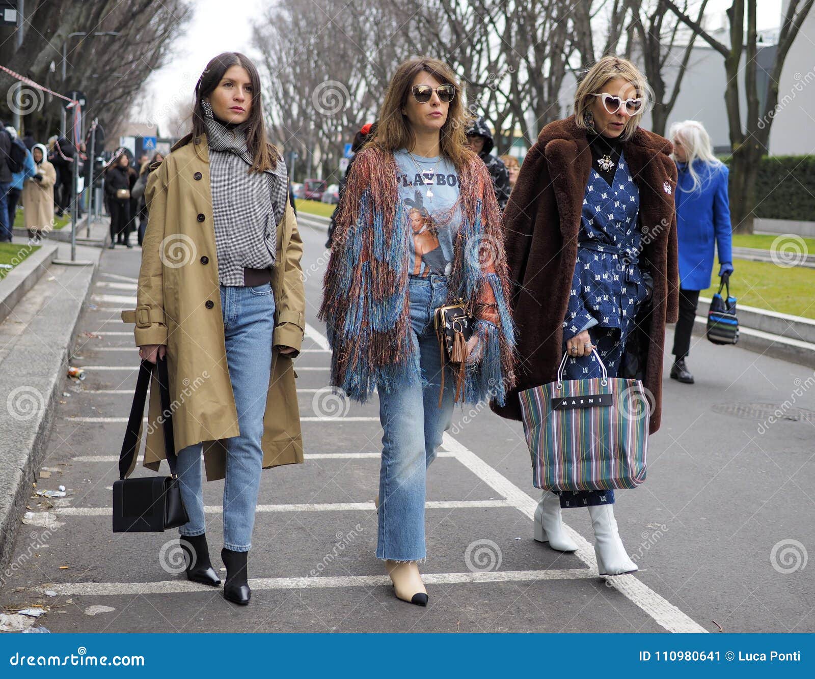 - 25 DE FEBRERO DE 2018: Mujeres De Moda Que Presentan Los Fotógrafos En La Calle Antes Del Desfile De Moda De AR Foto editorial - Imagen de cristales, cuadrado: 110980641