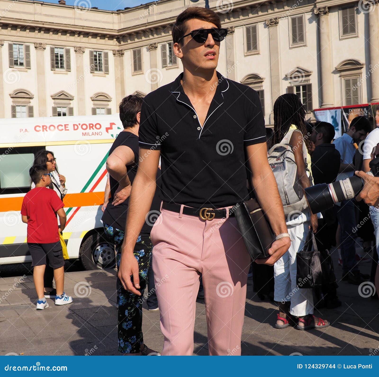 MILÁN, ITALIA - 15 DE DE 2018: Hombre Cuadrado Del Duomo Durante La Semana 2018 De Milan Fashion Imagen de archivo editorial - Imagen de estilo, calle: 124329744