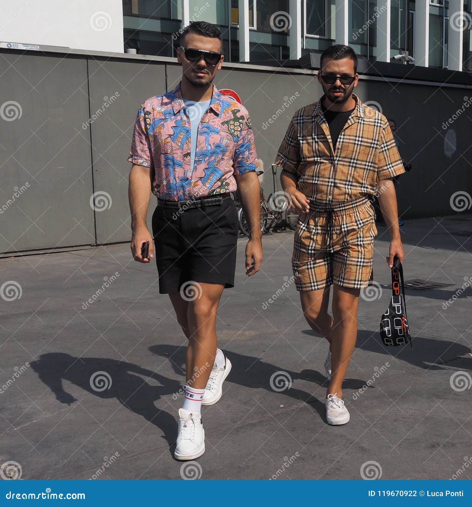 MILÁN, ITALIA - 18 DE DE 2018: Hombres Excéntricos Que Caminan Para Los Fotógrafos La Calle Después De CAZAR Al Desfile Fotografía editorial - Imagen de colecciones: 119670922