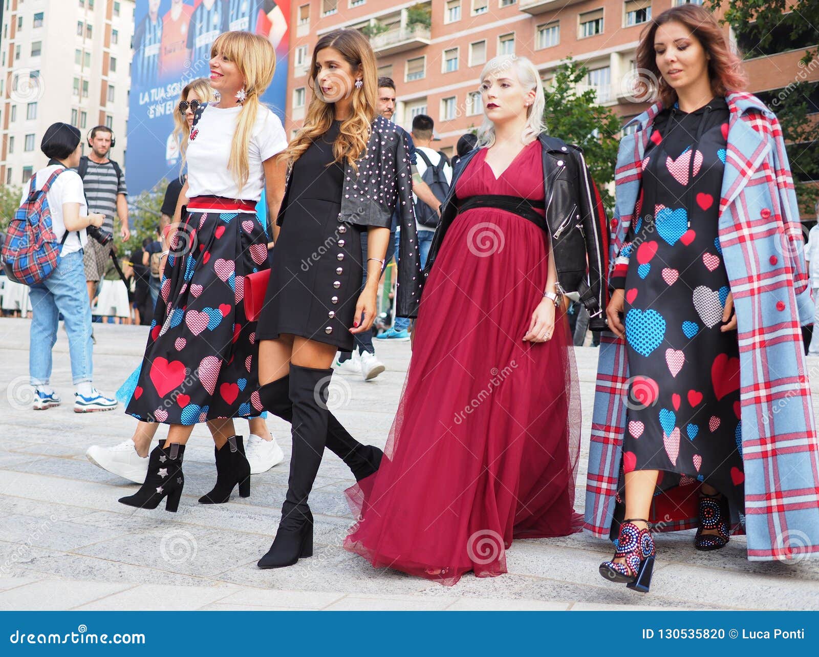 MILÁN, Italia: 19 De Septiembre De 2018: Mujeres De Moda En El Equipo Del De La Calle Imagen editorial - Imagen de invierno, manera: 130535820
