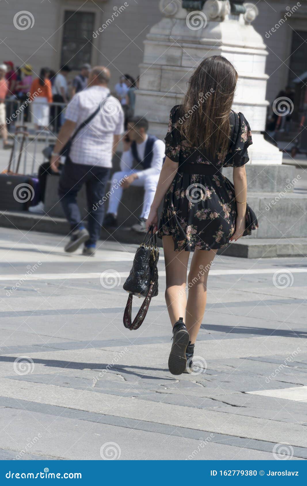 (Italia) - 21 6 2019: Hermosa Joven Bien Vestida Y Caminando De Compras En La Moda Milán Elegante De Mujeres Caminan Imagen editorial - Imagen de editorial, mirada: 162779380
