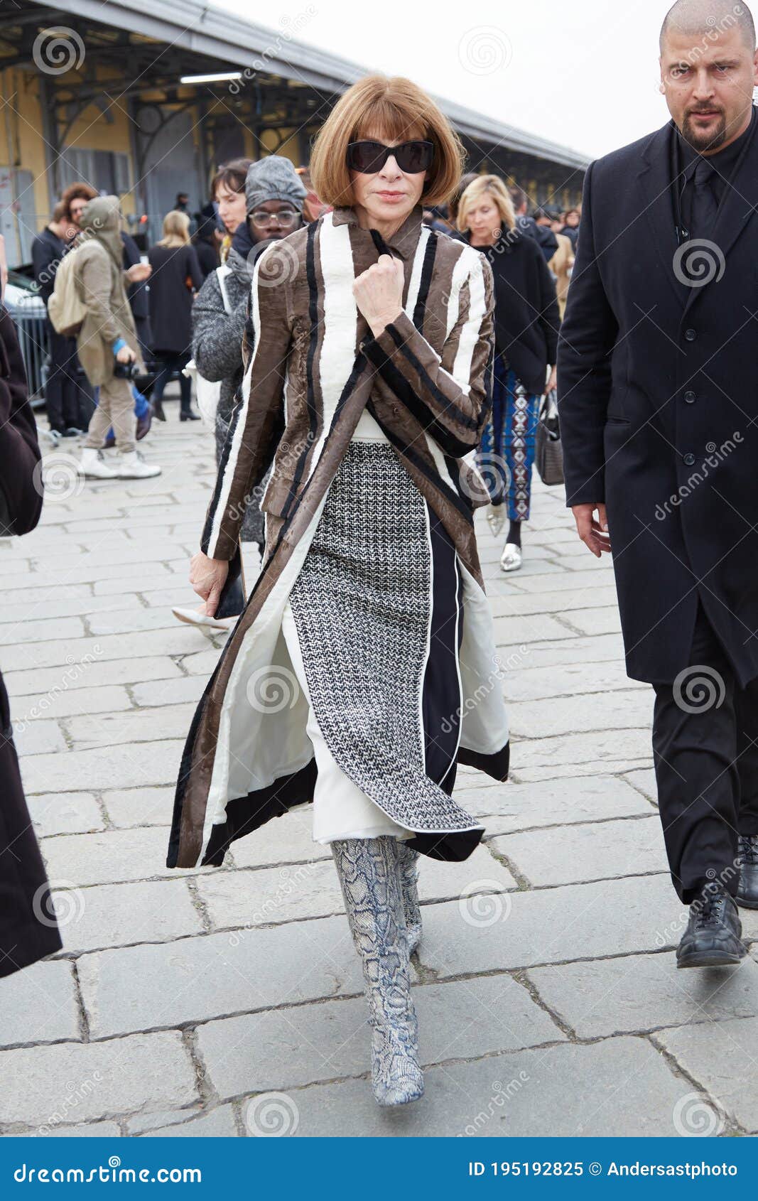 Wintour, American Vogue Editor in Chief Poses for Photographers before Gucci Fashion Show, Milan Fashion Editorial Image - Image of anna, boots: 195192825