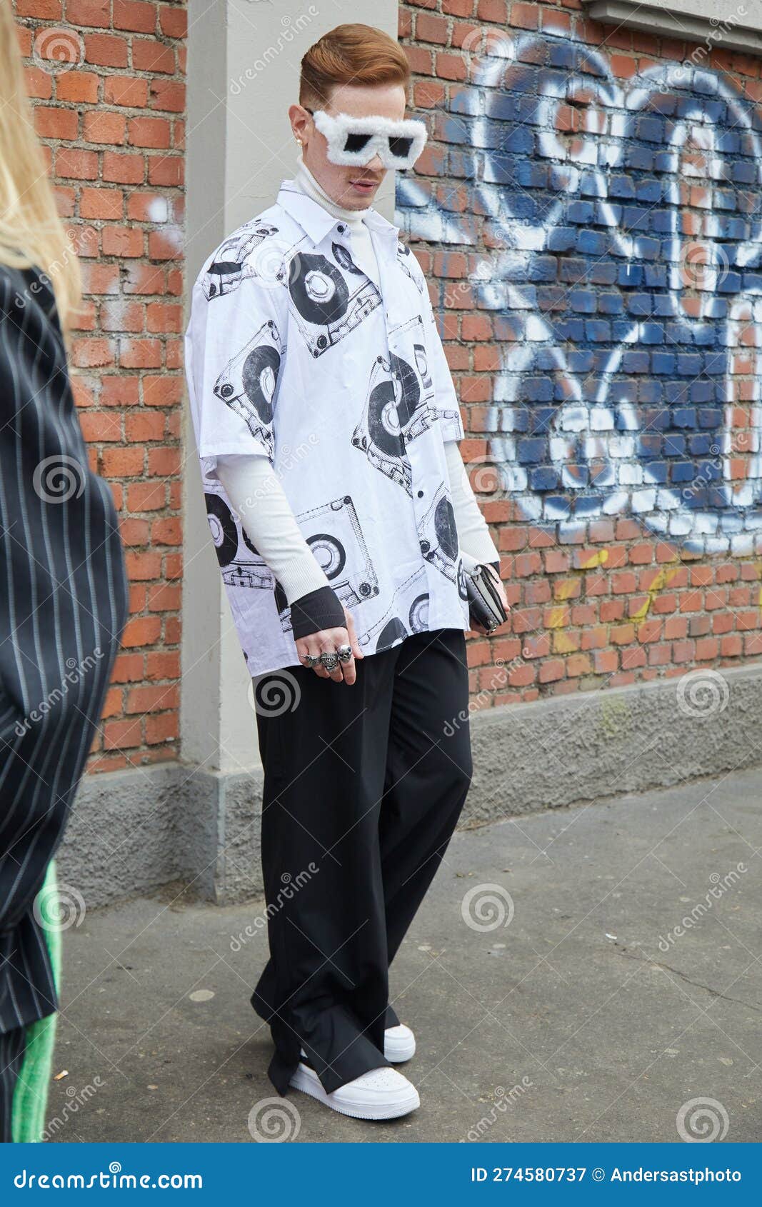 Milan Italia 22 De Febrero De 2023 : Hombre Con Gafas De Sol De Piel Blanca  Y Camisa Con Diseño De Cinta De Casette Antes Del Desf Fotografía editorial  - Imagen de casete, mirada: 274580737