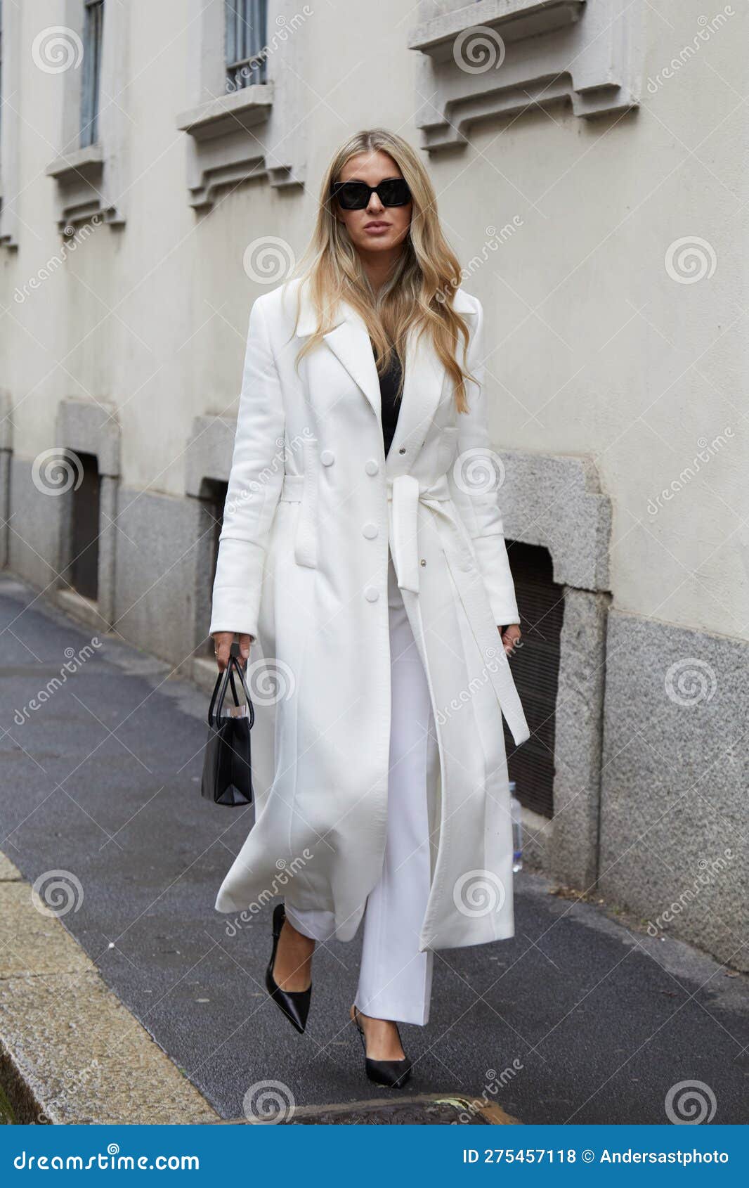 Milan Italia 26 De Febrero De 2023 : Mujer Con Abrigo Blanco Y Pantalones Antes Del Desfile De Moda Luisa Calle Milan De Foto de archivo editorial - Imagen de color, sunglasses: 275457118
