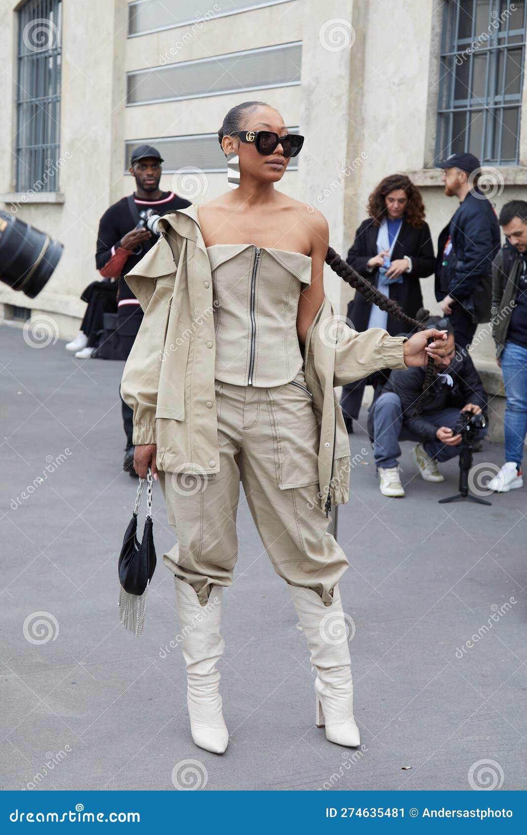 Milan Italia 23 De Febrero De 2023 : Mujer Con Chaqueta Pantalones De Color Beige Y Gafas De Sol Negras Antes Del Desfile De Mod Foto editorial - Imagen de milano, italia: 274635481