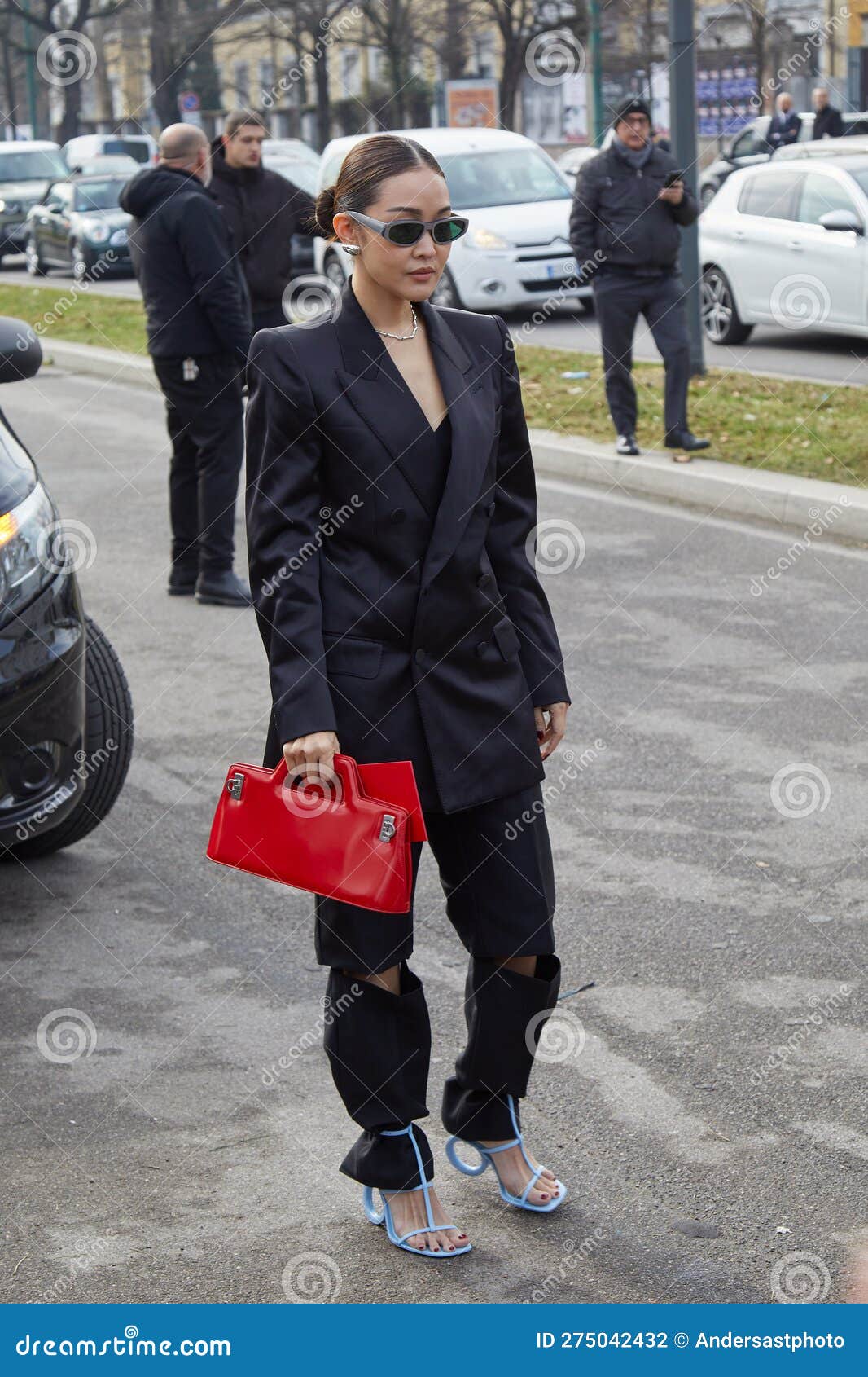 Milan Italia 25 De Febrero De 2023 : Mujer Con Pantalones De Chaqueta Negra Y Bolsa De Cuero Rojo Antes Del Espectáculo De Moda De Fotografía editorial - Imagen de sandalias,