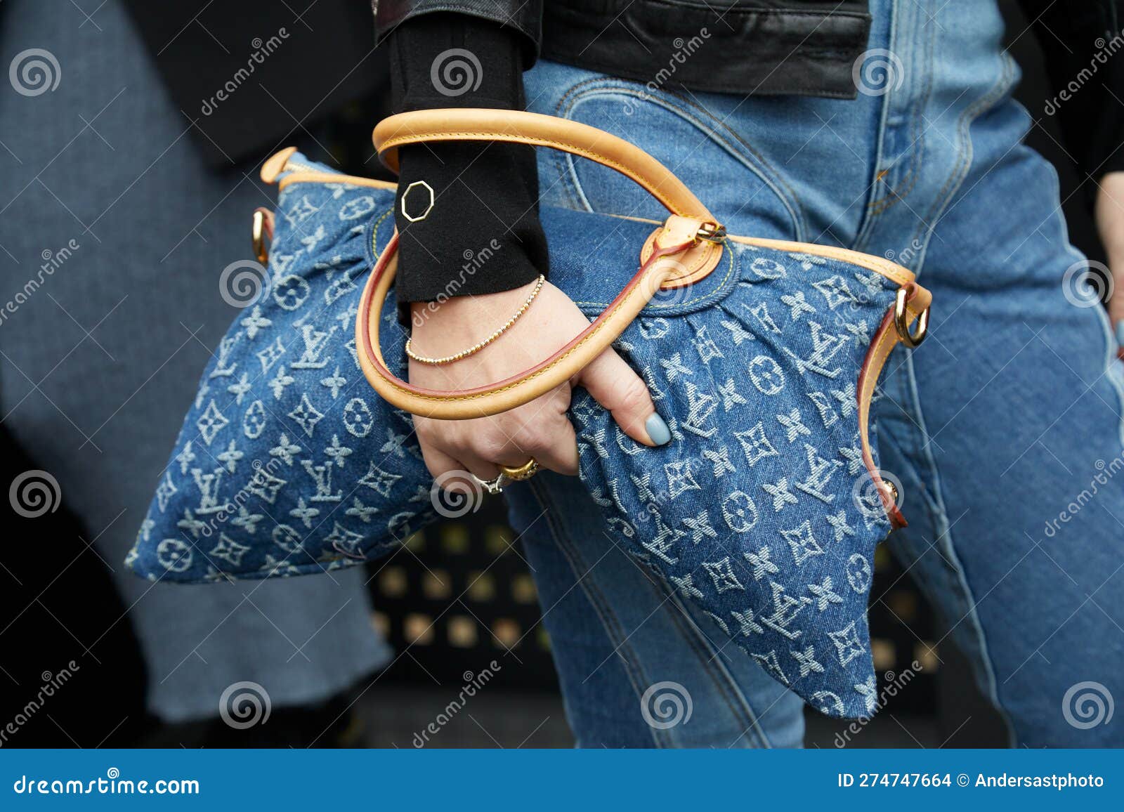 Milan Italie Février 24 2023 : Femme Avec Sac Bleu Denim Louis Vuitton  Avant Gucci Mode Show Milan Fashion Week Street Image stock éditorial -  Image du semaine, illustration: 274747664