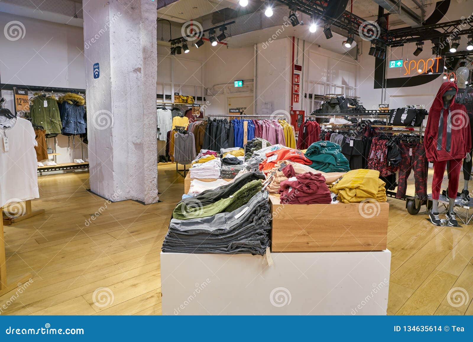 Detectar Gastos flor Bershka editorial stock image. Image of milano, modern - 134635614