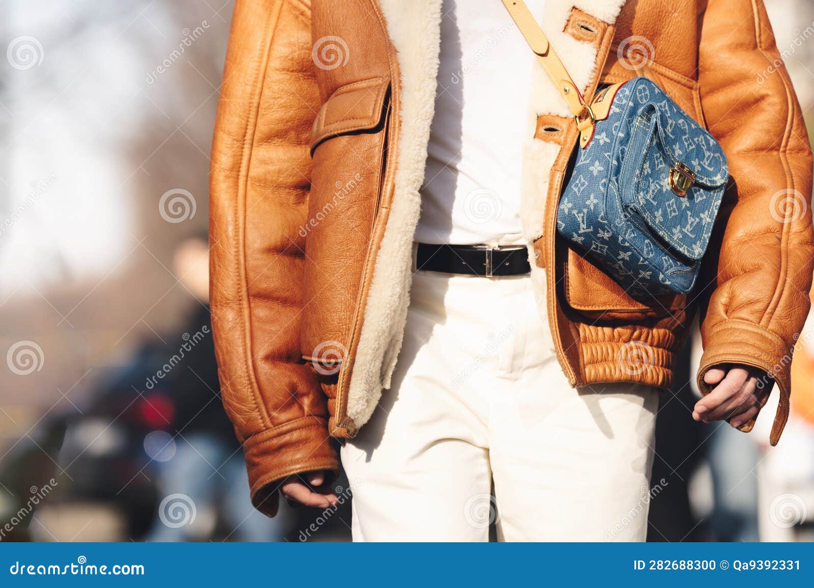 Milan Italy 13 De Enero De 2023 : Hombre Lleva Un Monograma Azul Denim Louis  Vuitton Bolso De Oro Hardware Imagen editorial - Imagen de cuero, labrado:  282688300