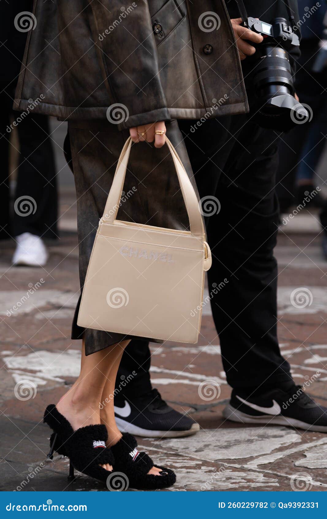 Milan Italy 21 De Septiembre De 2022 : Mujer Un Abrigo De Cuero Marrón Oscuro Y Negro Descolorido De Cuero Hinchado Dorado N Fotografía editorial - Imagen de milano, caminata: 260229782
