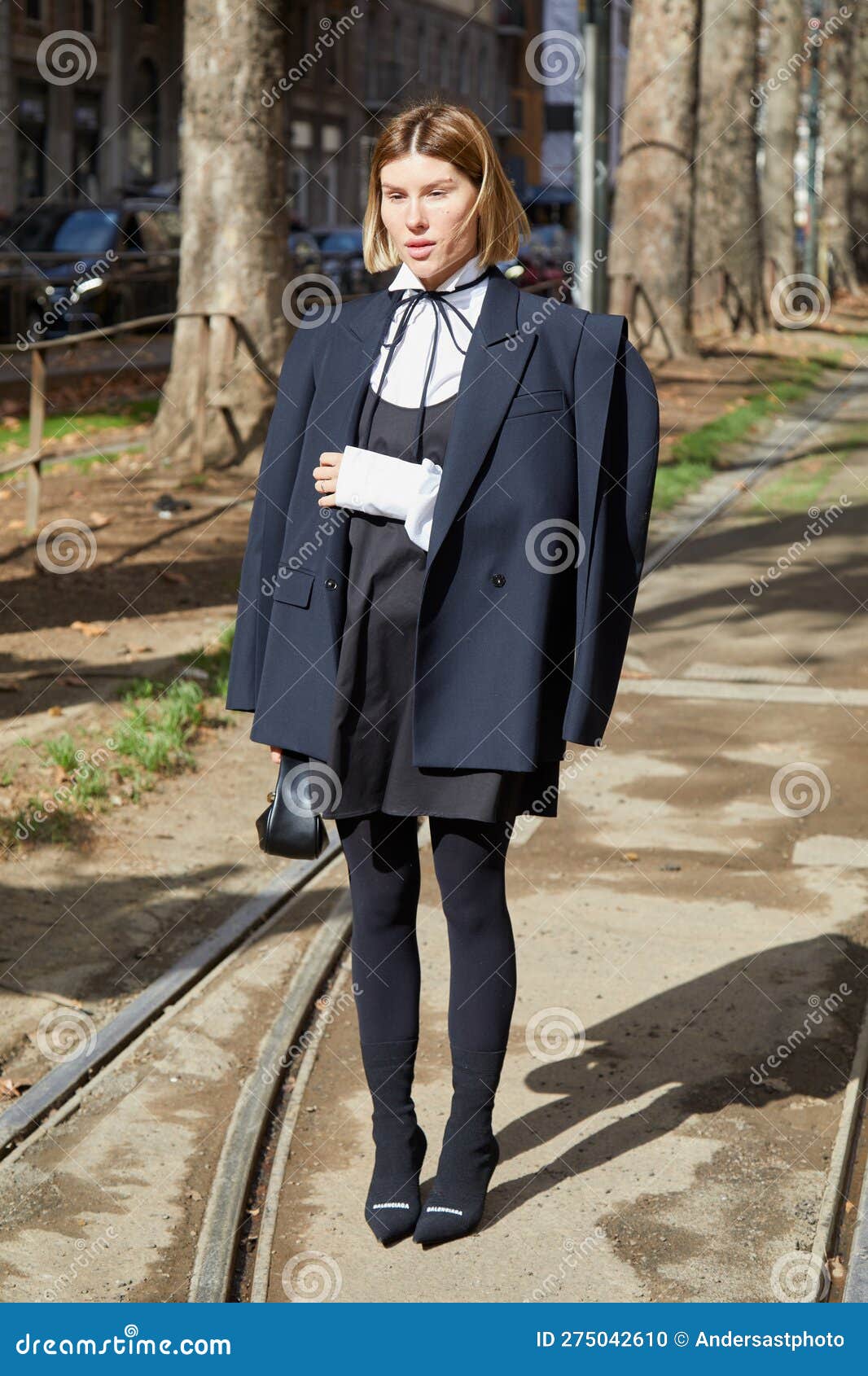 glimt Produktionscenter Tegne MILAN, ITALY - FEBRUARY 25, 2023: Woman with Black, Pointed Balenciaga  Shoes before Dolce and Gabbana Fashion Show, Milan Fashion Editorial Image  - Image of colorful, street: 275042610