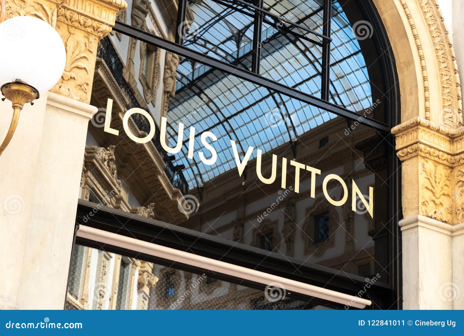 Louis Vuitton Store Exterior Editorial Photo - Image of logo, clothing:  122841011
