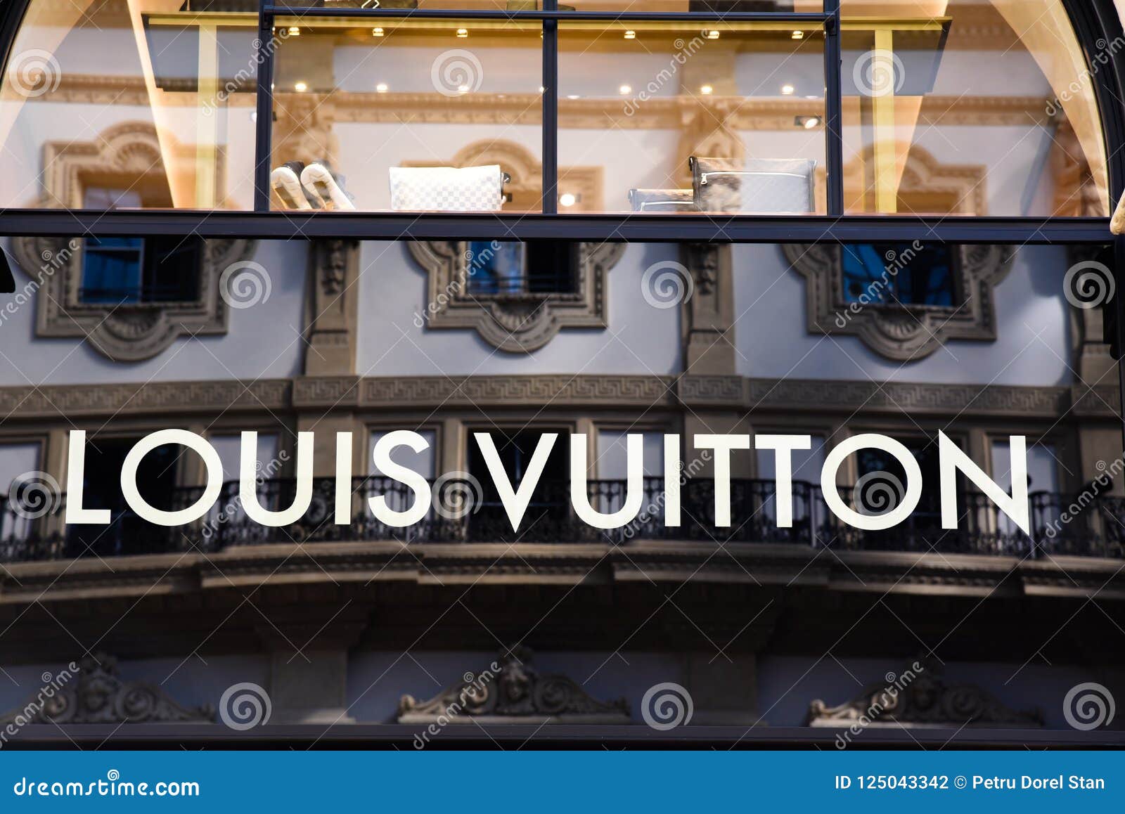 Louis Vuitton Shopping In Boutique A Milano