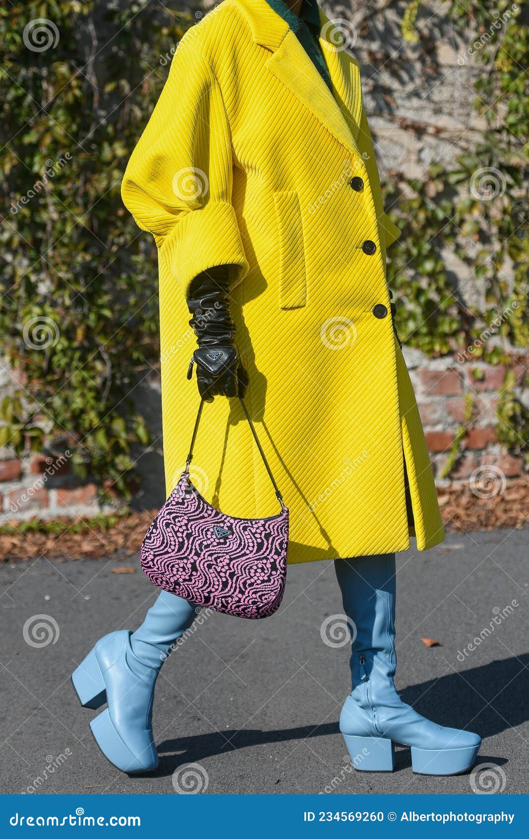 Street Style Outfit Fashionable Woman Wears a Yellow Oversized