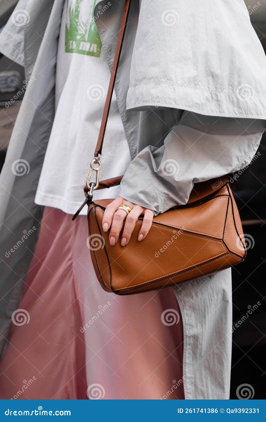 Milan, Italy - September, 23, 2022: Woman Wearing Puzzle Bag in Classic  Calfskin from Loewe, Street Style Outfit. Editorial Photo - Image of  detail, loewe: 261741386