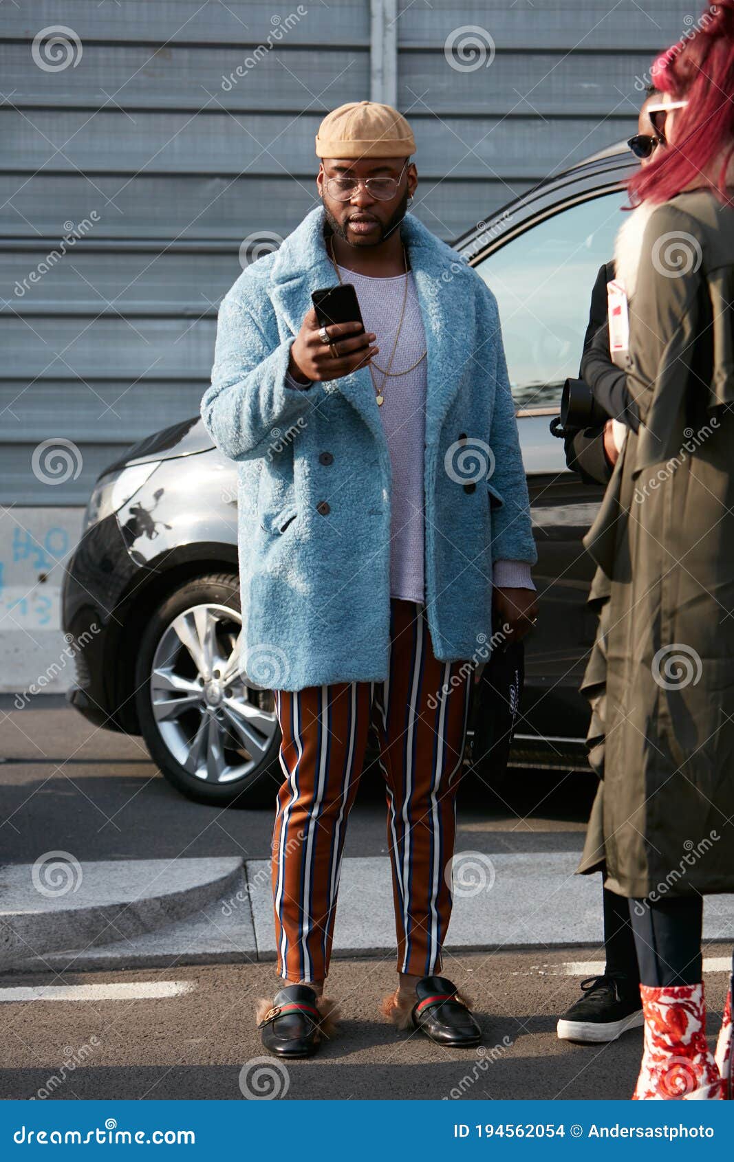 konstant udendørs Alarmerende Man with Blue Coat, Striped Trousers and Gucci Shoes before Dsquared 2  Fashion Show, Milan Fashion Week Street Editorial Stock Image - Image of  coat, brown: 194562054