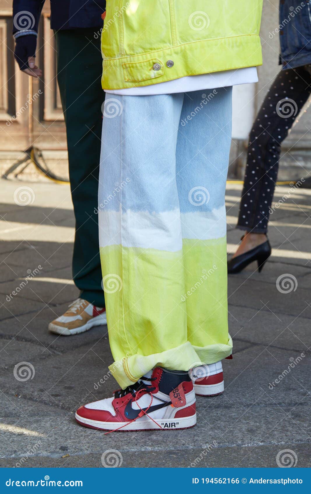 avión digestión Árbol Man with Red and White Nike Sneaker Shoes and Yellow and Blue Jeans and  Jacket before MSGM Fashion Show, Milan Editorial Photo - Image of nike,  shoes: 194562166