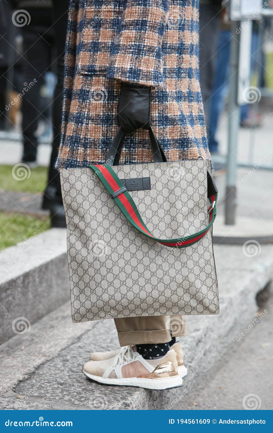 Milan, Italy - September, 23, 2022: Woman Wearing Velvet Green Gucci Marmont  Bag, Street Style Outfit. Editorial Stock Image - Image of editorial,  event: 261557679