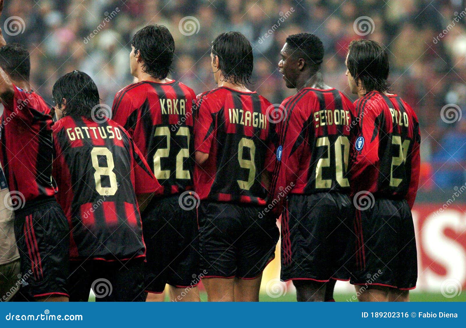 Solskoldning Spild Rust The Milan Players, Gattuso,Kaka,Inzaghi,Seedorf and Pirlo, are in Barrier  Waiting for the Free Kick Editorial Photo - Image of playing, barrier:  189202316
