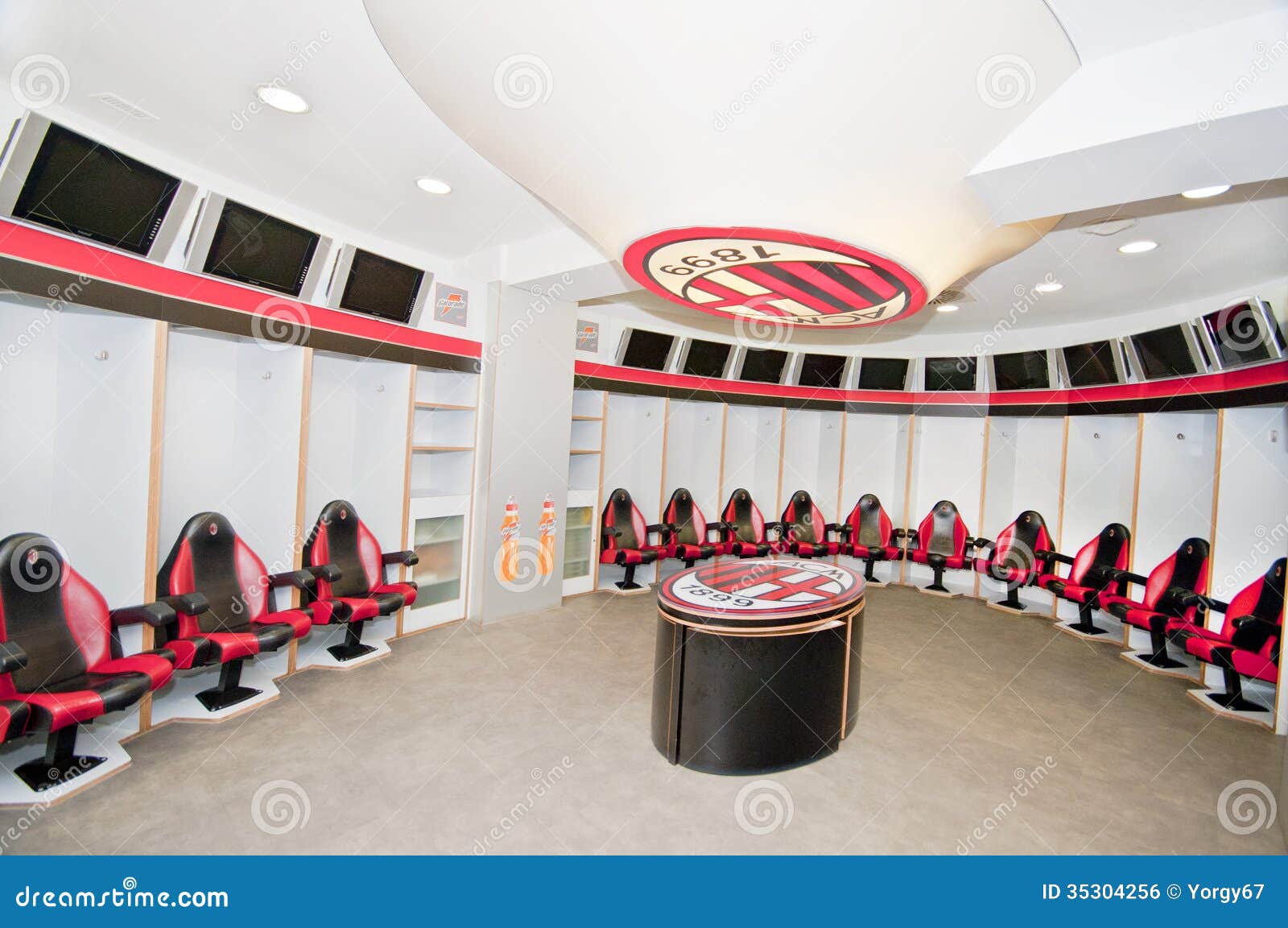kærtegn Adgang Reskyd Milan s FC Locker Room editorial photo. Image of match - 35304256