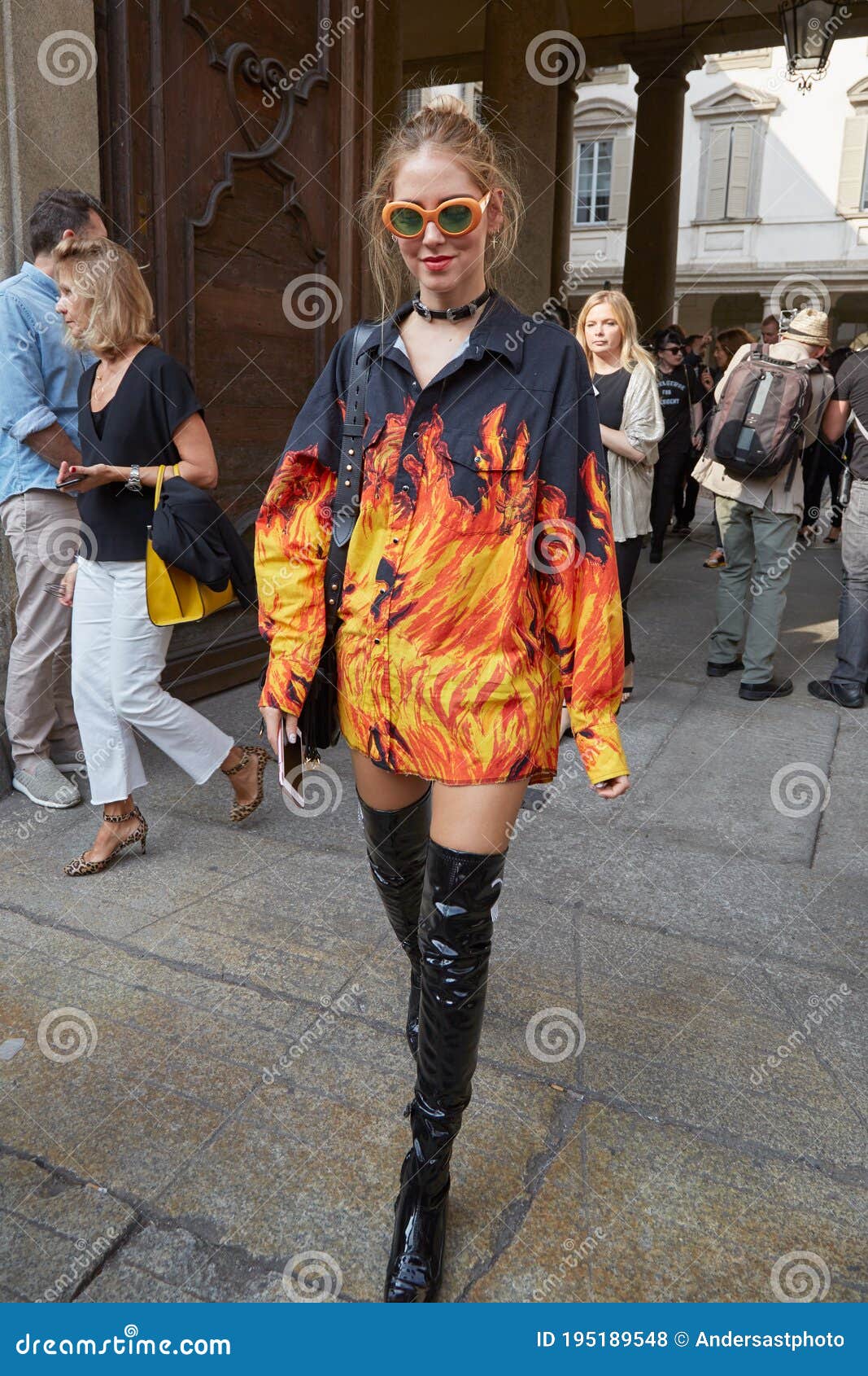 Woman with orange Fendi bag before Genny fashion show, Milan Fashion Week street  style on September 22, 2016 in Milan Stock Photo - Alamy