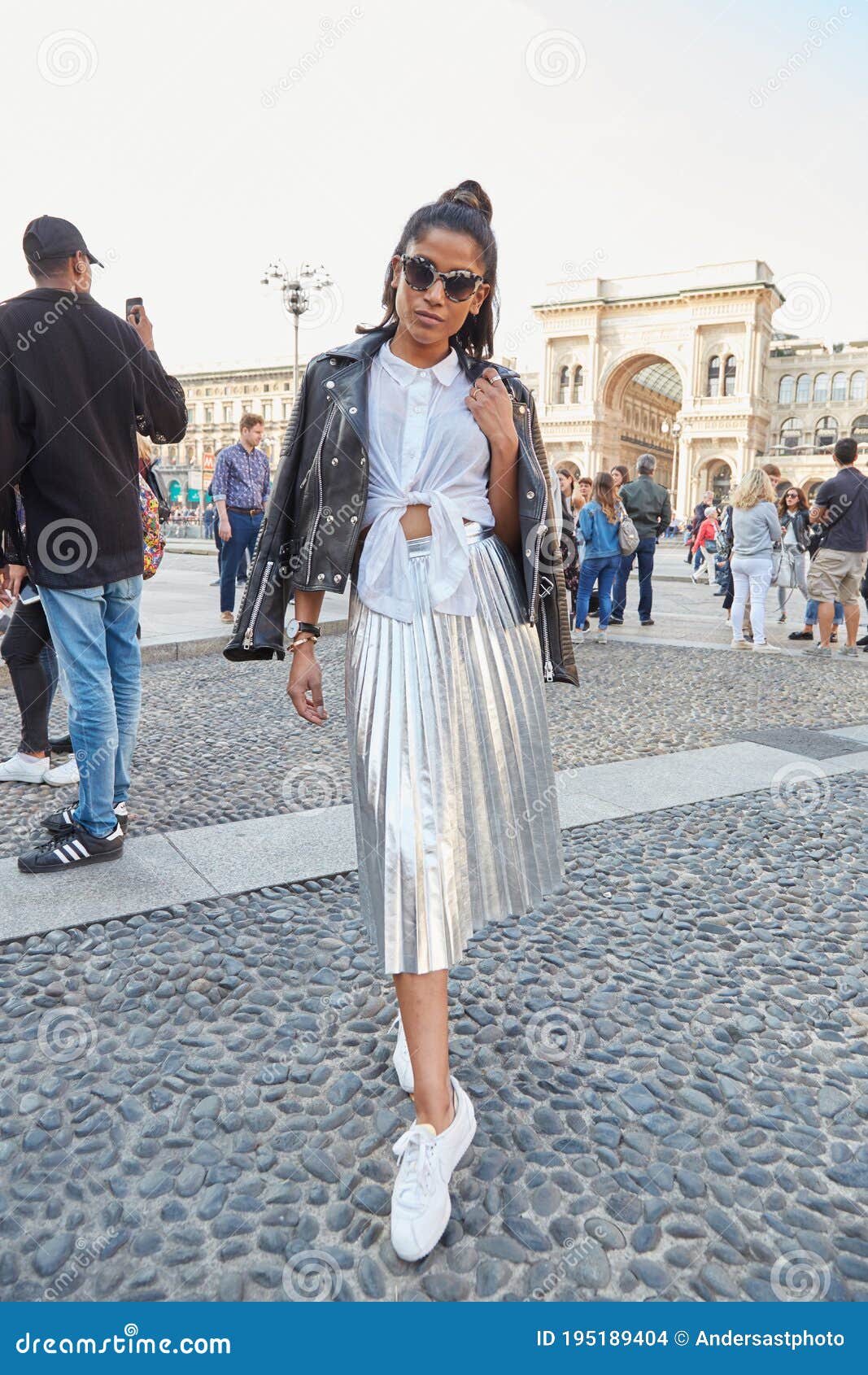 Mujer con plata brillante falda y chaqueta de cuero negro antes de  Cristiano Burani Fashion Show, la Semana de la moda de Milán street style  Fotografía de stock - Alamy