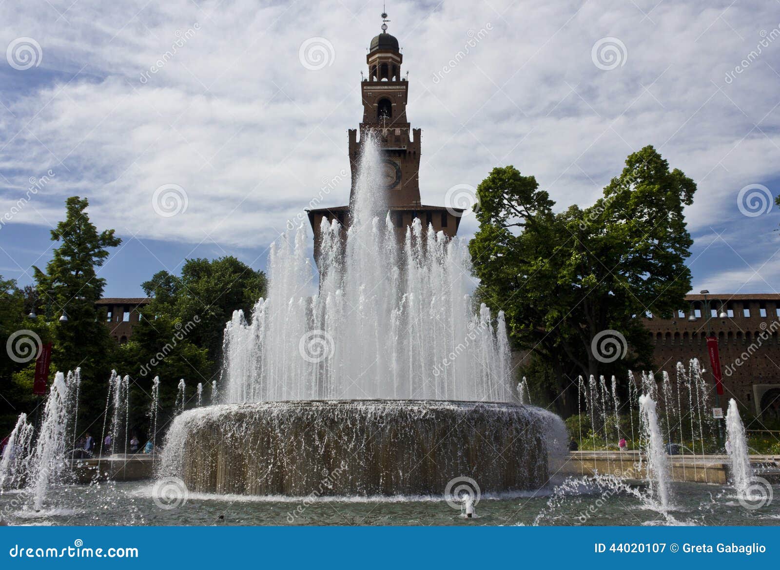 Milan Sforza Castle Fountain Photographie éditorial - Image du repère ...