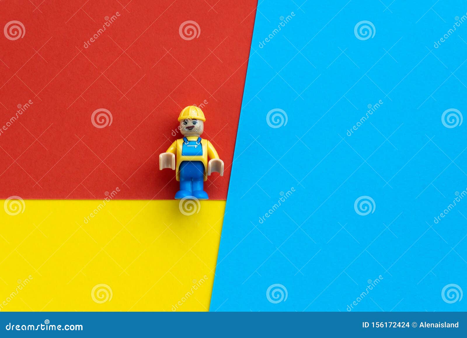 Milano, Italia - 11 Agosto 2019: Giocattolo Lego Di Ingegnere Edile Con  Casco Su Fondo Di Carta Multicolore Immagine Stock Editoriale - Immagine di  configurazione, figura: 156172424