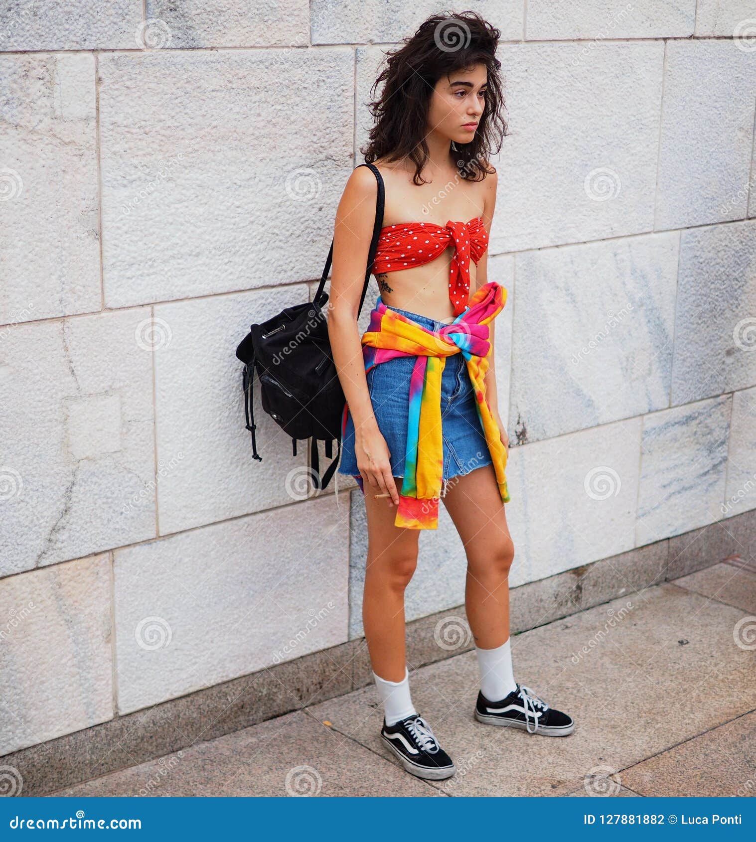 MILANO, Italia: 21 De De 2018: Mujer De Moda Equipo Del Estilo De La Calle En Las Escaleras De Arengario Fotografía editorial - Imagen de editorial, estilo: 127881882
